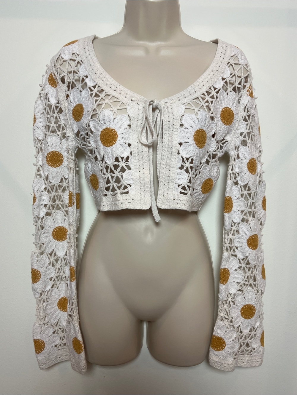 Moon & Madison White Crochet Daisy Tie-Front Crop Cardigan Medium Boho Hippie